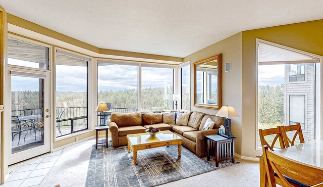 Condo with hot tub, shared pool, gas fireplace, close to outdoor recreation