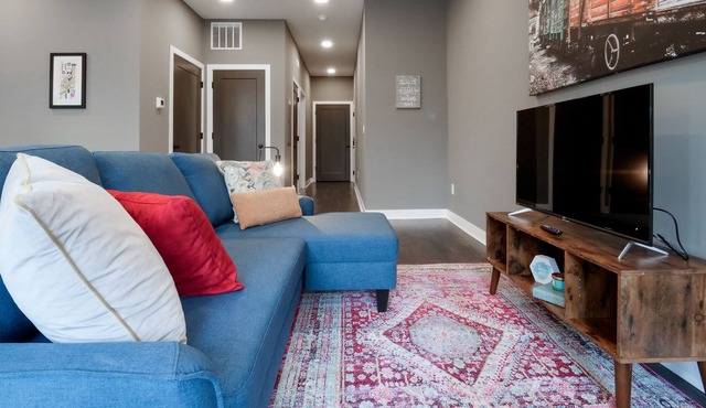 Condo with In-Suite Laundry- Mins from Downtown E6