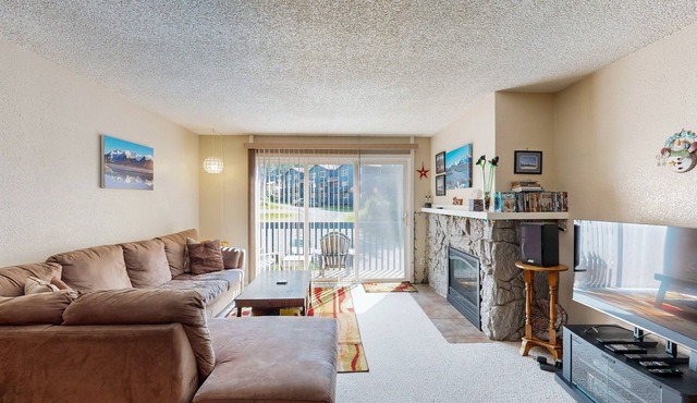 Condo with Mountain views and access to hiking & skiing