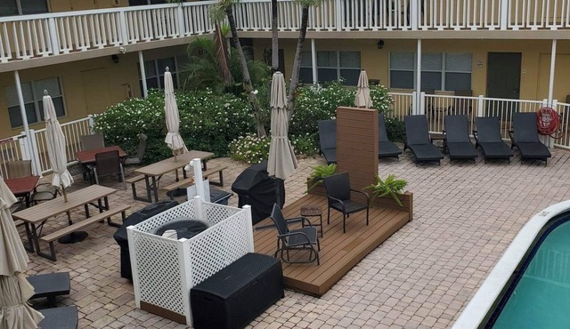 Condo with pool, walking distance to beach, groceries and several restaurants