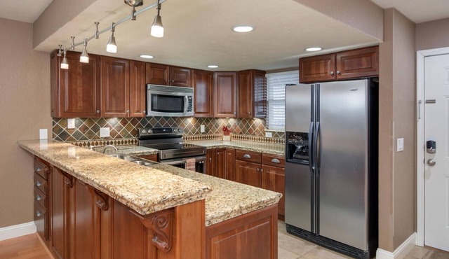 Condo with screened porch on the bluffs of Lake Taneycomo! 59.99 golf package!