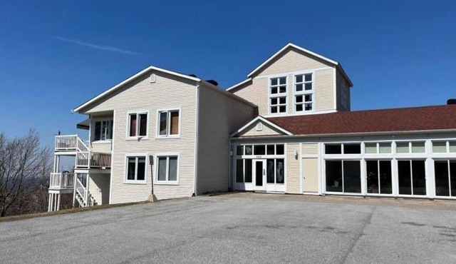 Condo with spectacular view for monthly rental in Mont Sutton