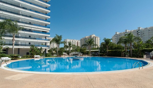 Condo with swimming pools/wifi/BBQ. Modern decoration - only families