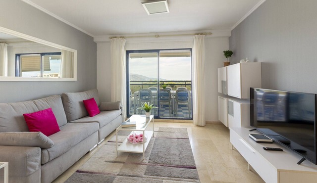 Condo with swimming pools, HEATED Swiming pool/FREE wifi/BBQ. - only families