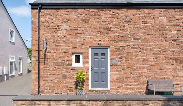 CONEY GARTH COTTAGE, with hot tub in Beckermet
