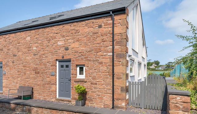 CONEY GARTH RETREAT, family friendly, with hot tub in Beckermet