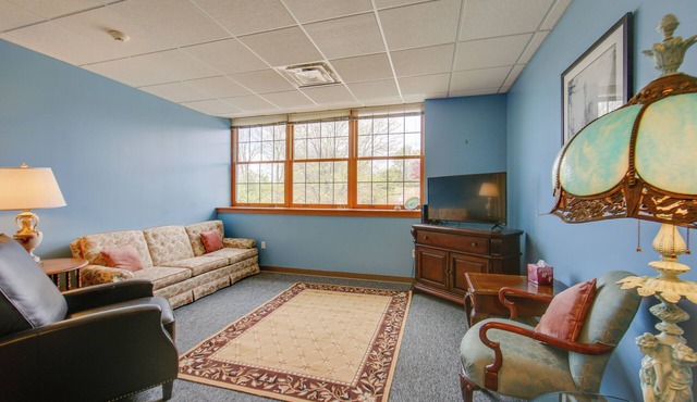 Conference Center & Pond: New Kensington Apartment