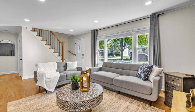 Confidence: 4BR - 2 BT Beautiful Cozy Home