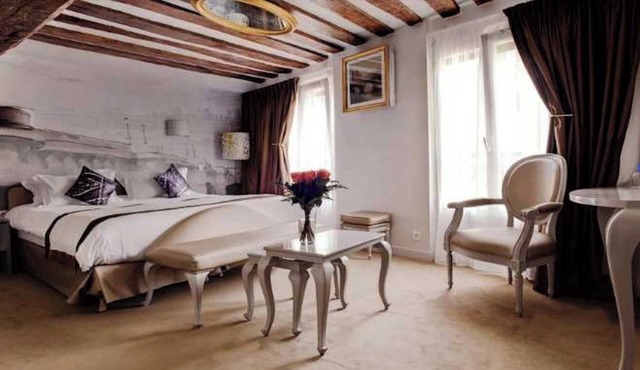 Confidential Room 1, a stone's throw from the Louvre