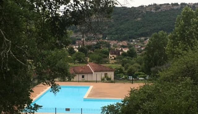 CONFORTABLE MAISON DANS VILLAGE VACANCES AVEC PISCINE A CAJARC