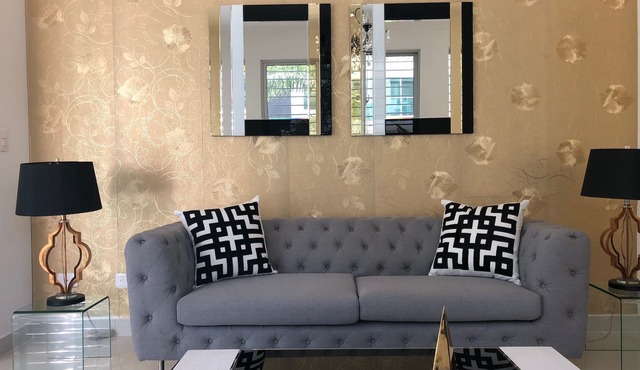 Confortable stay A/C wi-fi 7min STI Airport 7 min from de monument