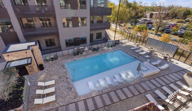 Congress King Suite I Pool, BBQ, Dog Park & Gym!