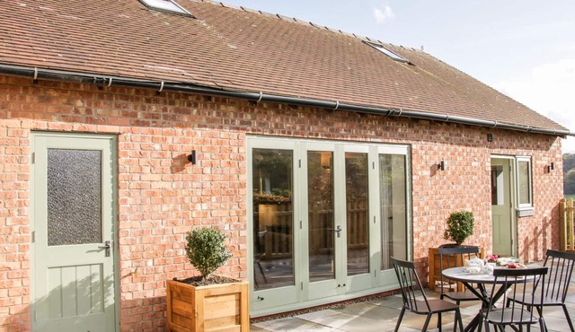 CONKERS' COTTAGE, pet friendly, with a garden in Church Stretton