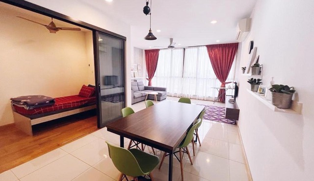 Connected train 3 Bedrooms - ABOVE KLGATEWAY MALL 14