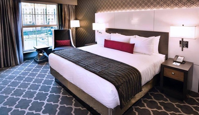 Connecting King Courtyard-Outdoor Pool -Restaurants -Gym -Airport Shuttle