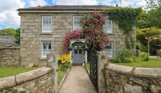 CONNIE'S COTTAGE, pet friendly, with open fire in Porthleven