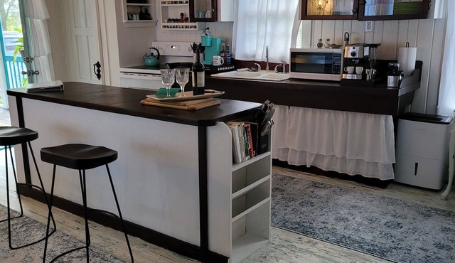 Connie's Cottage- "The Hemingway" - Vintage Chic