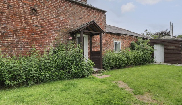 CONOR’S COTTAGE, pet friendly, character holiday cottage in Denbigh