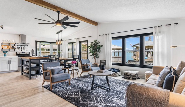 Conroe Lakefront Retreat w/boat dock, kayaks, games, wave runner & boat lift