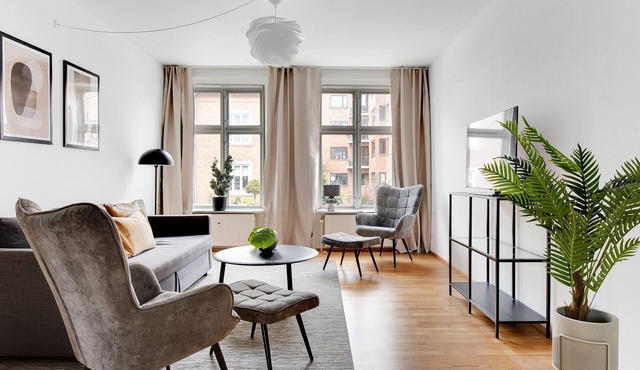 Constantin - Chic 2-bdr Apt With Balcony