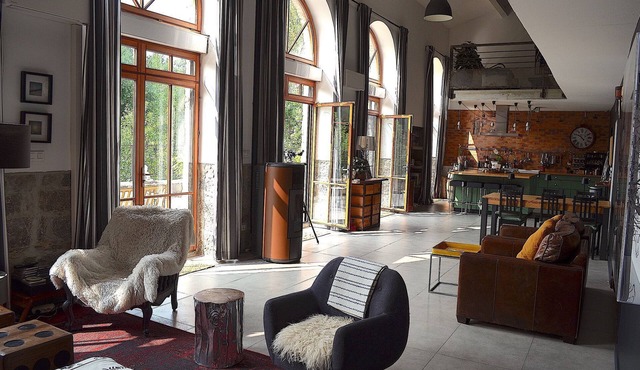 Contemporary loft in spinning at the edge of the water