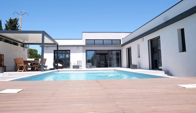 Contemporary villa with private pool 8 beds in Chateauneuf de Gadagne