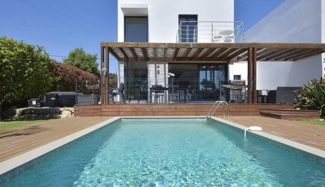 Contemporary Villa with Pool & Jacuzzi