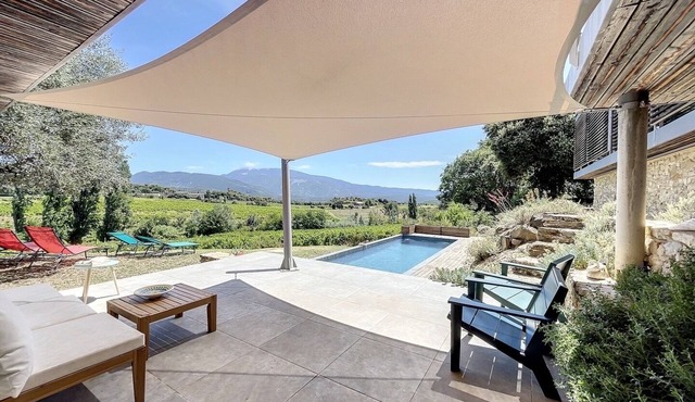 Contemporary villa with magnificent view of Mont Ventoux