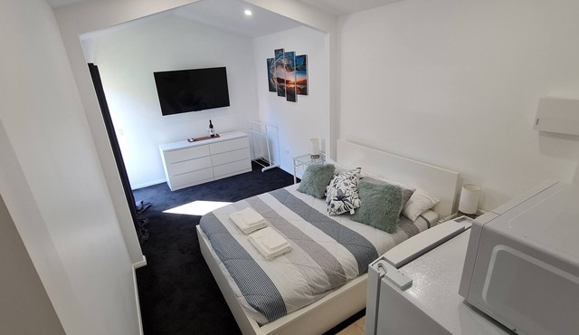 Contemporary studio, only metres to beach/surf, 10 mins to McLaren Vale wineries