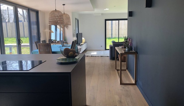 Contemporary architect-designed house, 3 minutes from the beach