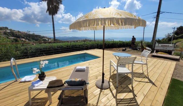 Contemporary villa with panoramic views over the bay of Cannes and private swimming pool.