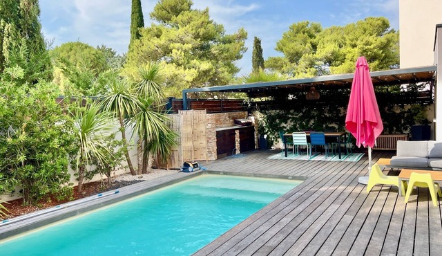 Contemporary villa with pool, 10 minutes from the beach!