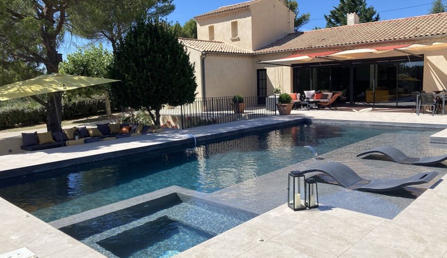 Contemporary house with pool 200m from the golf course