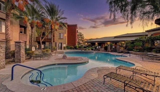 Contemporary 1 bed/bath luxury apt near the strip