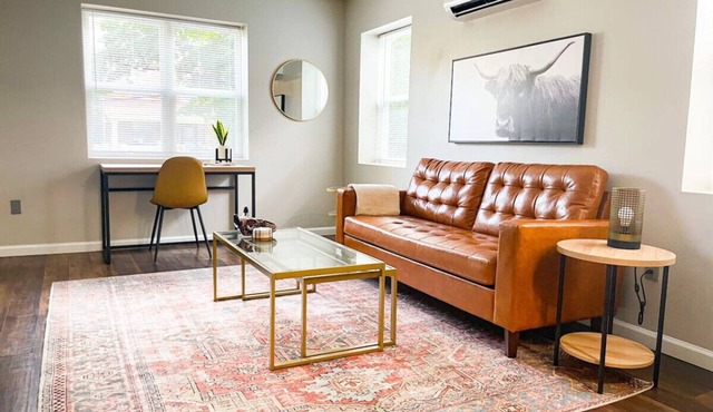 *Contemporary 1 bed close to Xavier & Downtown*