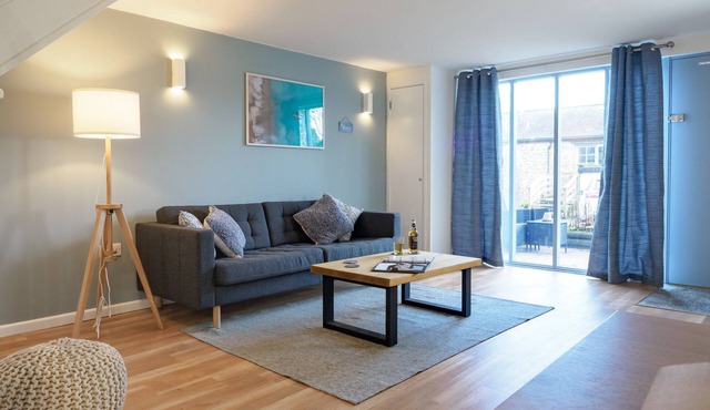 Contemporary 1 bed property, shared pool, nr Falmouth/Helford River