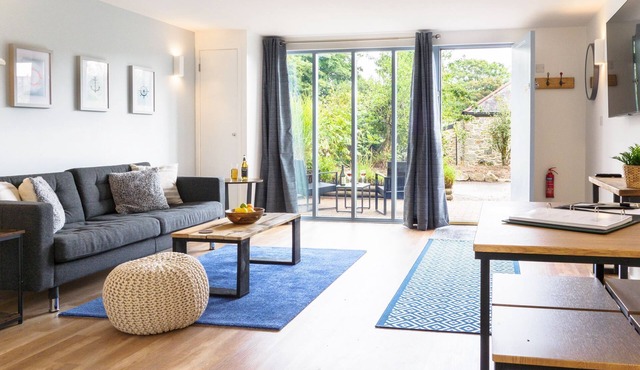 Contemporary 1 bed property with shared pool/hot tub nr Falmouth/Helford River