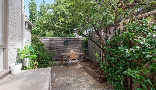 Contemporary 1-Bed Unit Near Chapel St