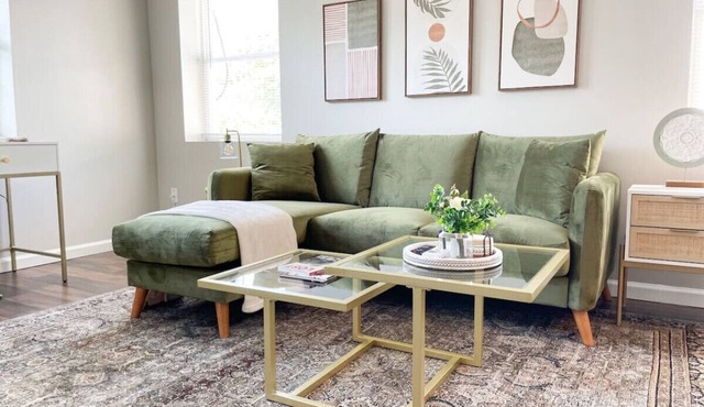 *Contemporary 1 BR by Xavier & Downtown w/parking