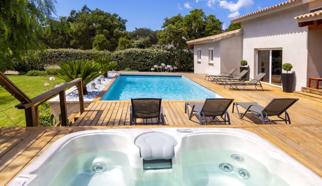 Contemporary 160m² villa for 8 people with heated, secure swimming pool and Spa