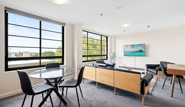 Contemporary 2 BR APT with Harbour Views & Parking