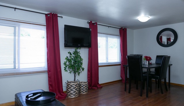 Contemporary 2 Bedroom Apt w/Private Balcony Located in Heart of Port Dalhousie