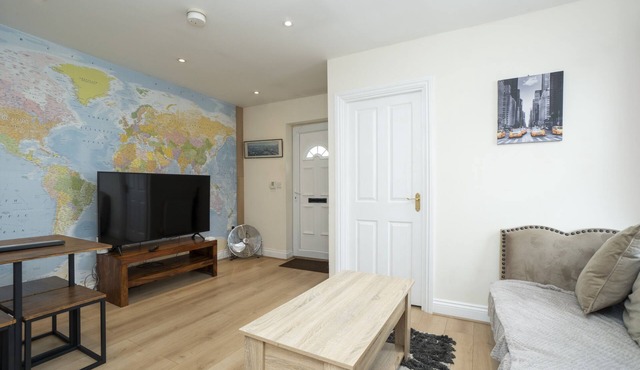 Contemporary 2 bed flat in Bristol, Free Parking