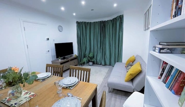 Contemporary 2 BED Flat Heart OF Lewisham - 5 Mins From Station!