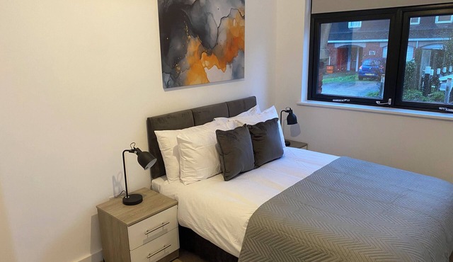 Contemporary 2‑Bed – Gateway to the Cotswolds