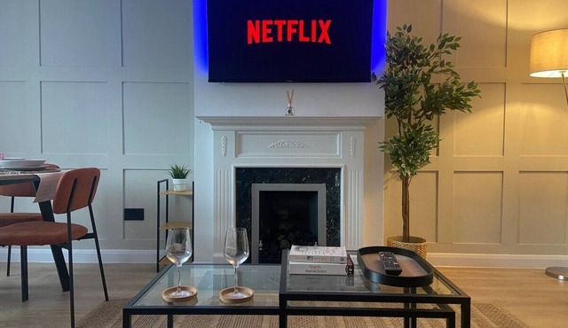 Contemporary 2-Bed House near Basildon Station