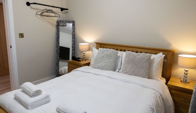 Contemporary 2 bed renovation with parking & garden