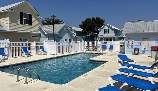 Contemporary, 2-Bedroom Cottage, 2 Blocks to Beach, Pool Front, Free WIFI