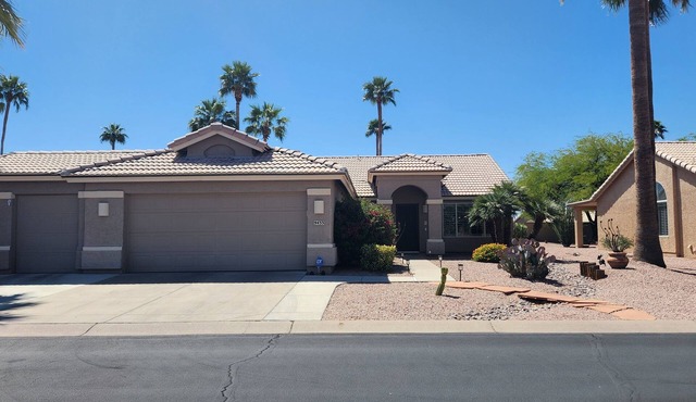 Contemporary 2-bedroom house plus den in welcoming Sun Lakes Community