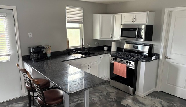 Contemporary 2-bedroom new construction cabin with WiFi, AC in Davis